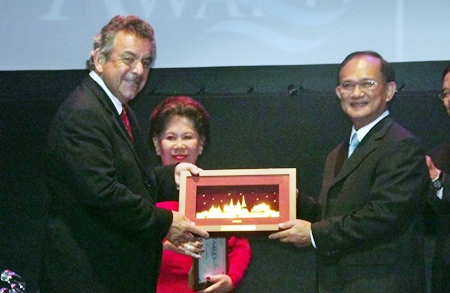 Golfing great Tony Jacklin (left) receives a welcoming gift from Suraphon Svetasreni, Governor of the Tourism Authority of Thailand.